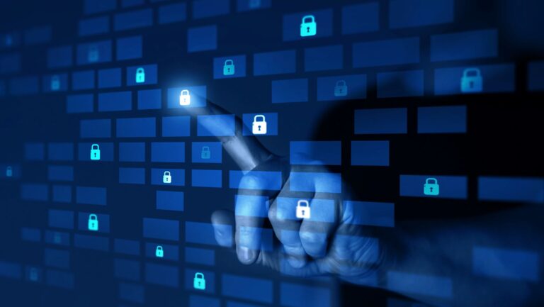 Eine blaue Illustration mit einer Hand die auf eines von vielen Cybersecurity-Schlössern zeigt